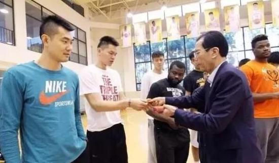 如何为残疾人士提供适合的篮球辅导_0